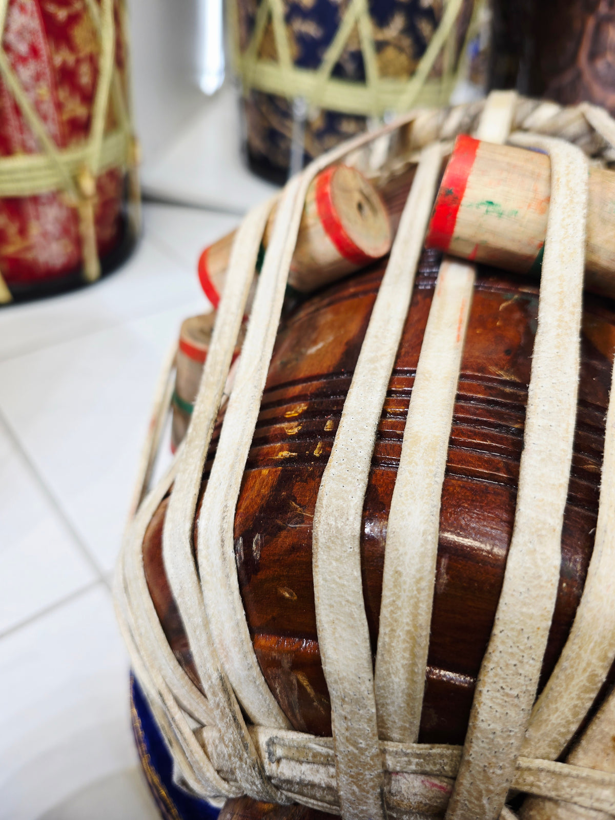 Scarlet Voltage A♯ — 6″ Red Sheesham Dayan & 9.25″ Copper Bayan Tabla Set
(Slight Buzzing & Minor Cosmetic Blemishes)