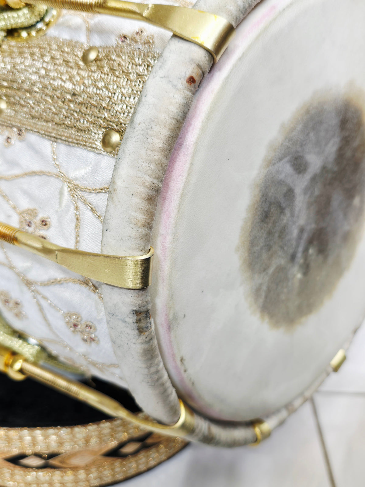 Mughal Empress™ White Sherwani Dholak – Red Sheesham Body *Exceptional Open Tone + Minor Cosmetic Skin Discoloration