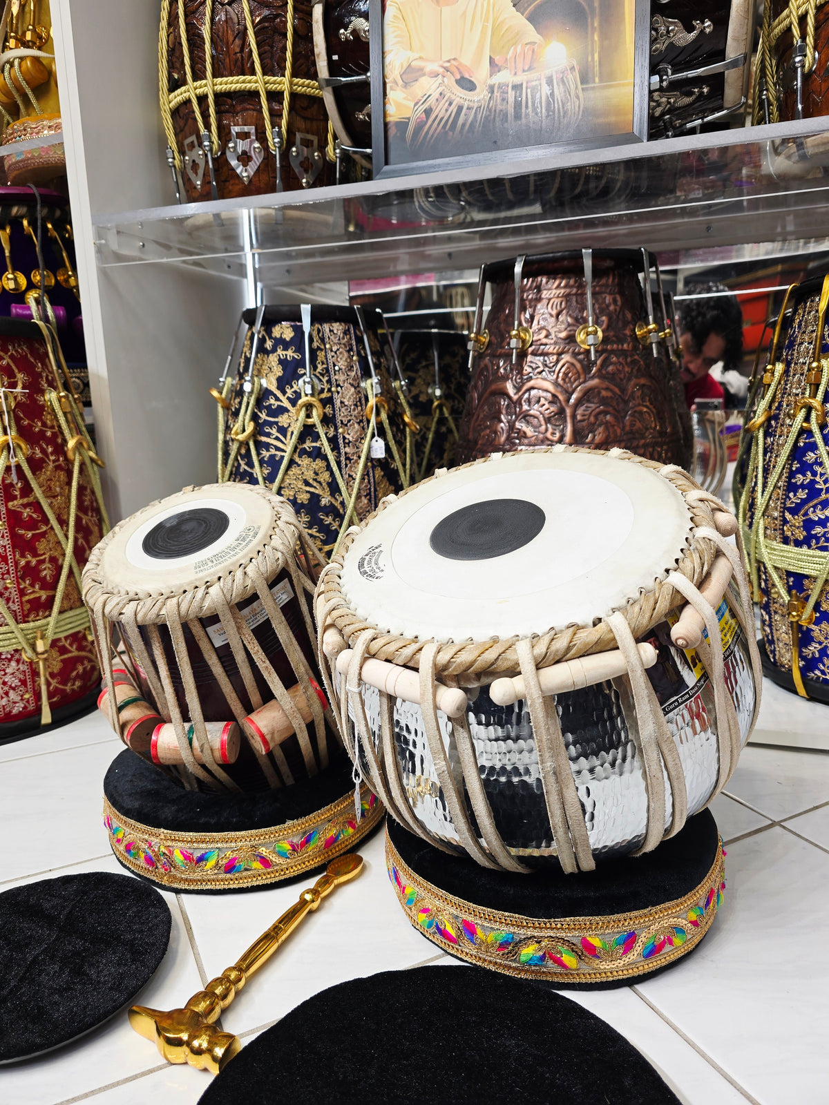 COPPER ANCHOR — Sharif 9.25″ Copper Bayan (4.5 kg) & Qasim 5.5″ Red Sheesham Dayan (E/F/F# Scale) Tabla Set