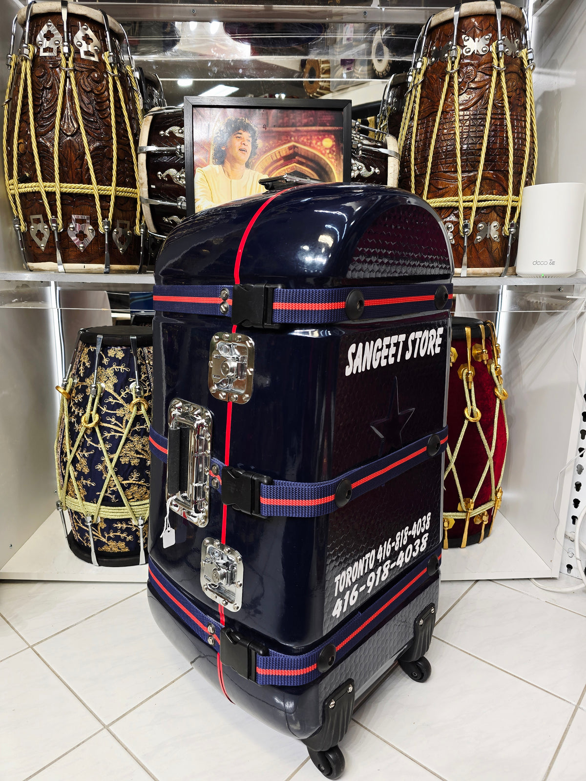 Midnight Relay — Deep Navy Tabla Travel Case · Red Accent Spine · 360° Spinner Wheels · Dual Handles · Fixed Reinforcement Bands · Very Minor Cosmetic Blemishes (g)