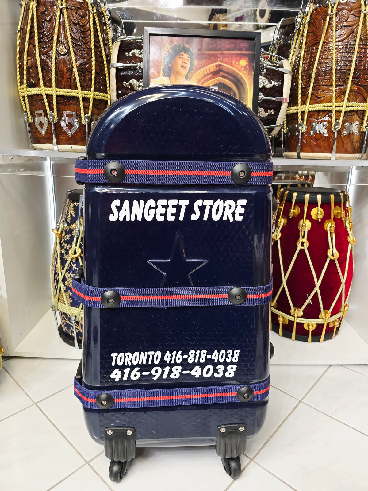 Midnight Relay — Deep Navy Tabla Travel Case · Red Accent Spine · 360° Spinner Wheels · Dual Handles · Fixed Reinforcement Bands · Very Minor Cosmetic Blemishes (g)