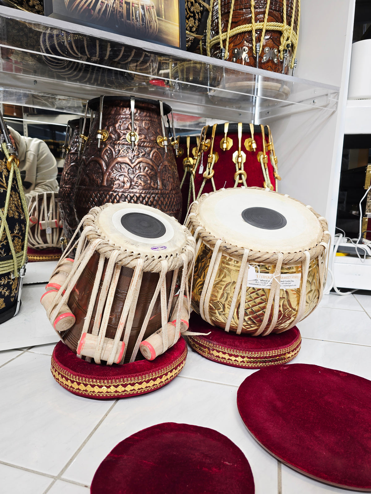 Raag Vector — 5.5″ D♯/E Red Sheesham Dayan + 9.25″ 2.8 kg Brass Bayan (Slight Ringing Sound)