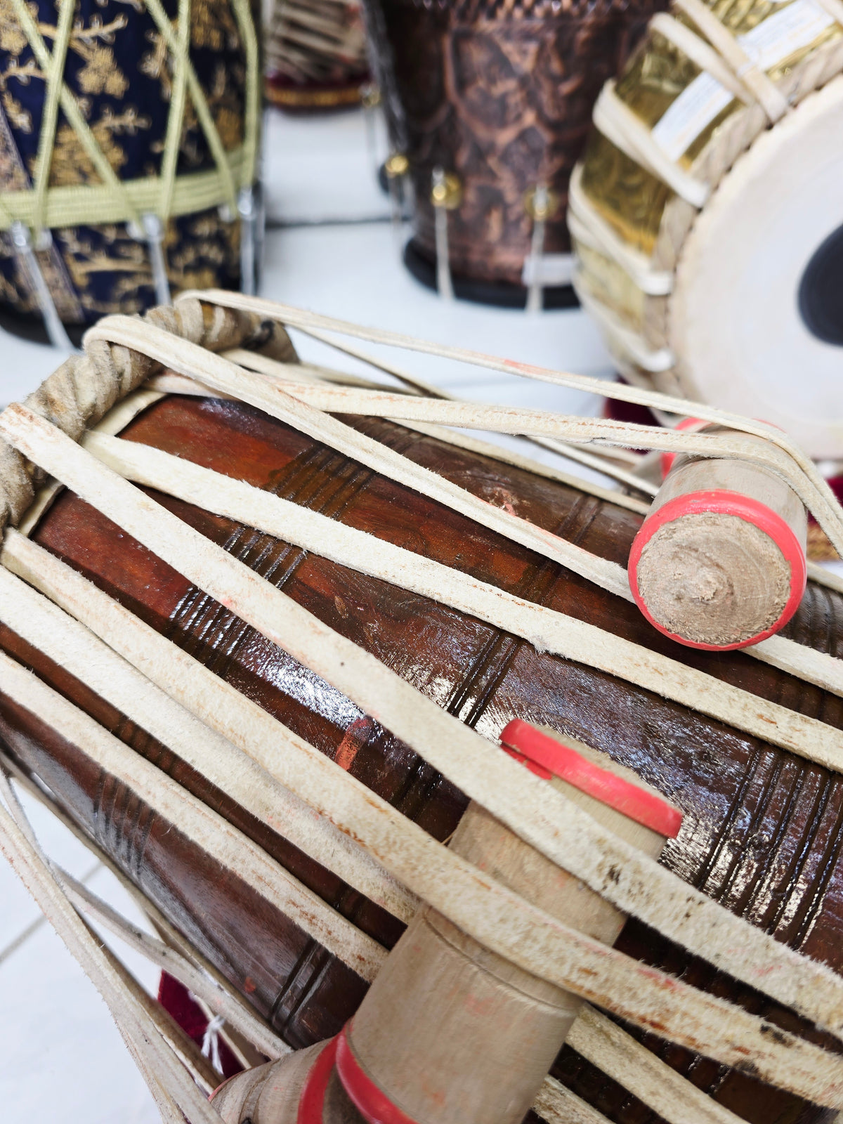 Raag Vector — 5.5″ D♯/E Red Sheesham Dayan + 9.25″ 2.8 kg Brass Bayan (Slight Ringing Sound)