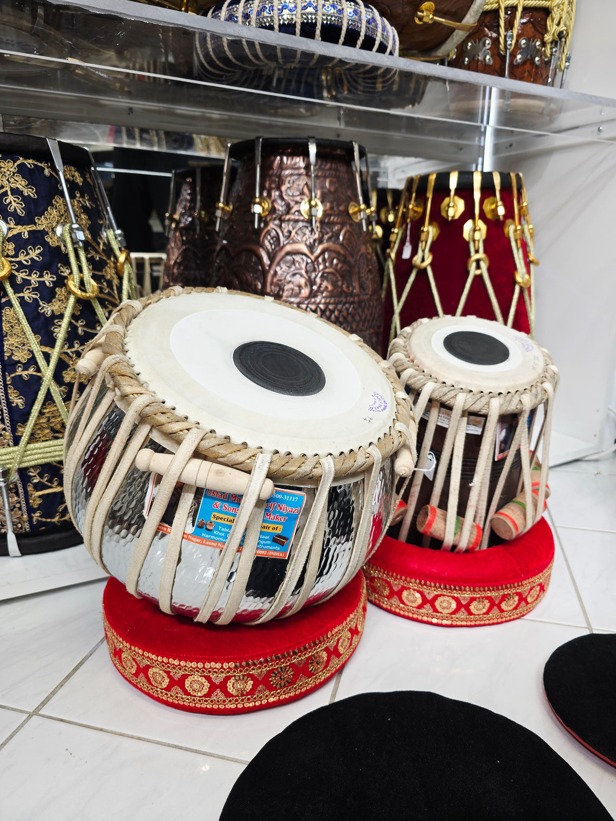 Naad Virex — 5.5″ D/D♯ Red Sheesham Dayan + 9.25″ 4.4 kg Silver Copper Bayan (Concert Mohd. Sharif Tabla Set) *Exceptional Tone, Barely Noticeable Hissing
