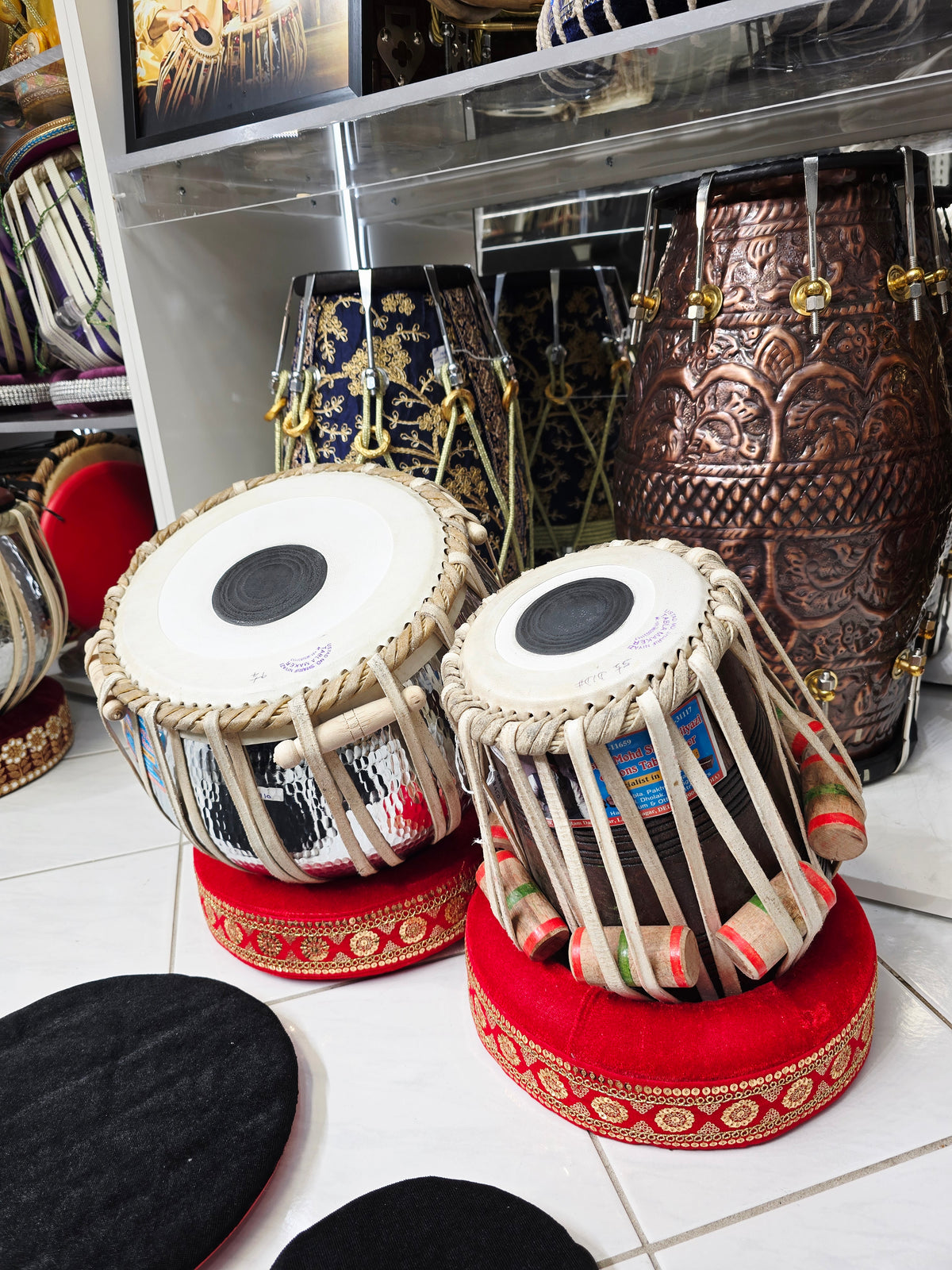 Naad Virex — 5.5″ D/D♯ Red Sheesham Dayan + 9.25″ 4.4 kg Silver Copper Bayan (Concert Mohd. Sharif Tabla Set) *Exceptional Tone, Barely Noticeable Hissing