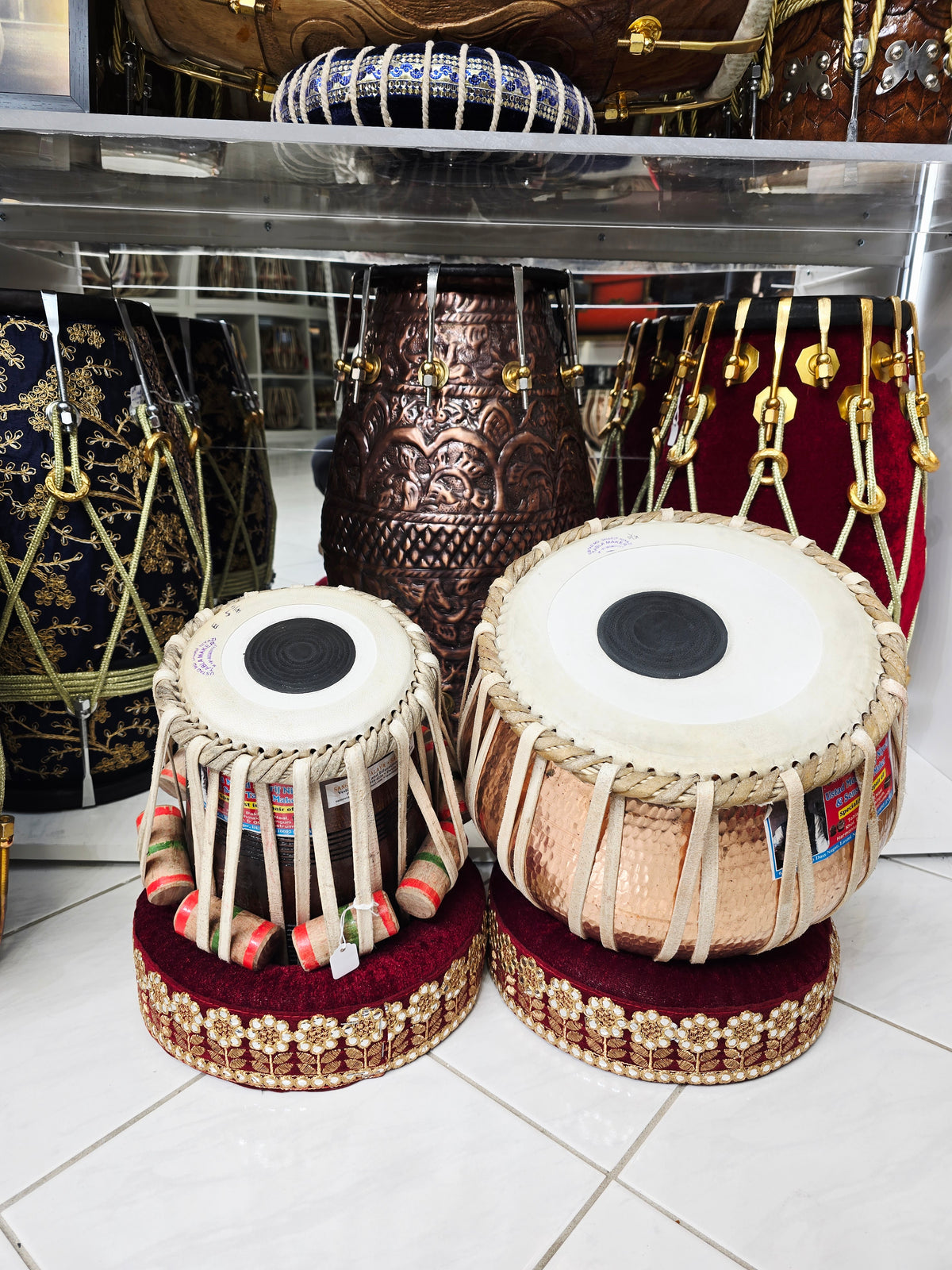 Akaar Vistara — 5⅝″ E Red Sheesham Dayan (Cosmetic Crack) + 9.25″ 4.5 kg Copper Bayan (Sharif Tabla Set)