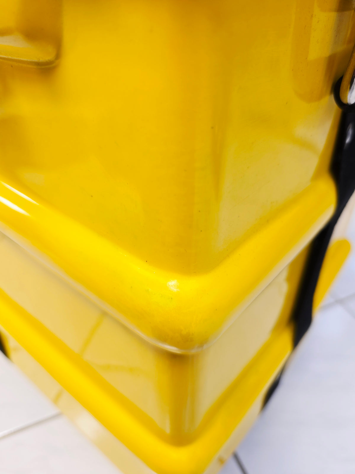 Kanak Vahana Vault — Yellow 3 Reed 13-Scale Changer Traveler Case (Minor Cosmetic Blemishes)