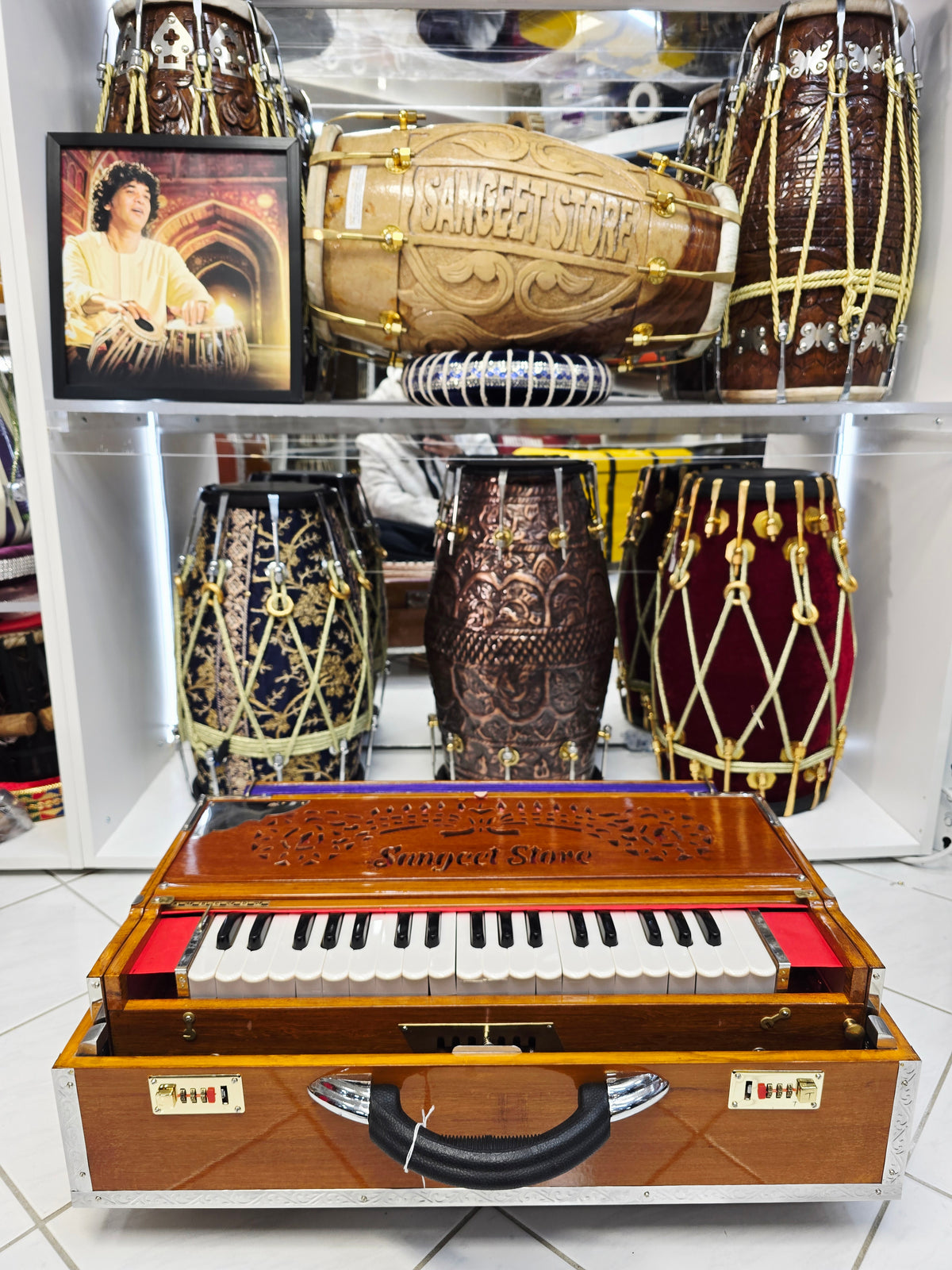Raga Tantri 2 Reed Bass Male 7 Scale Changer Harmonium – Glossy Wooden Finish *Minor Cosmetic Blemishes