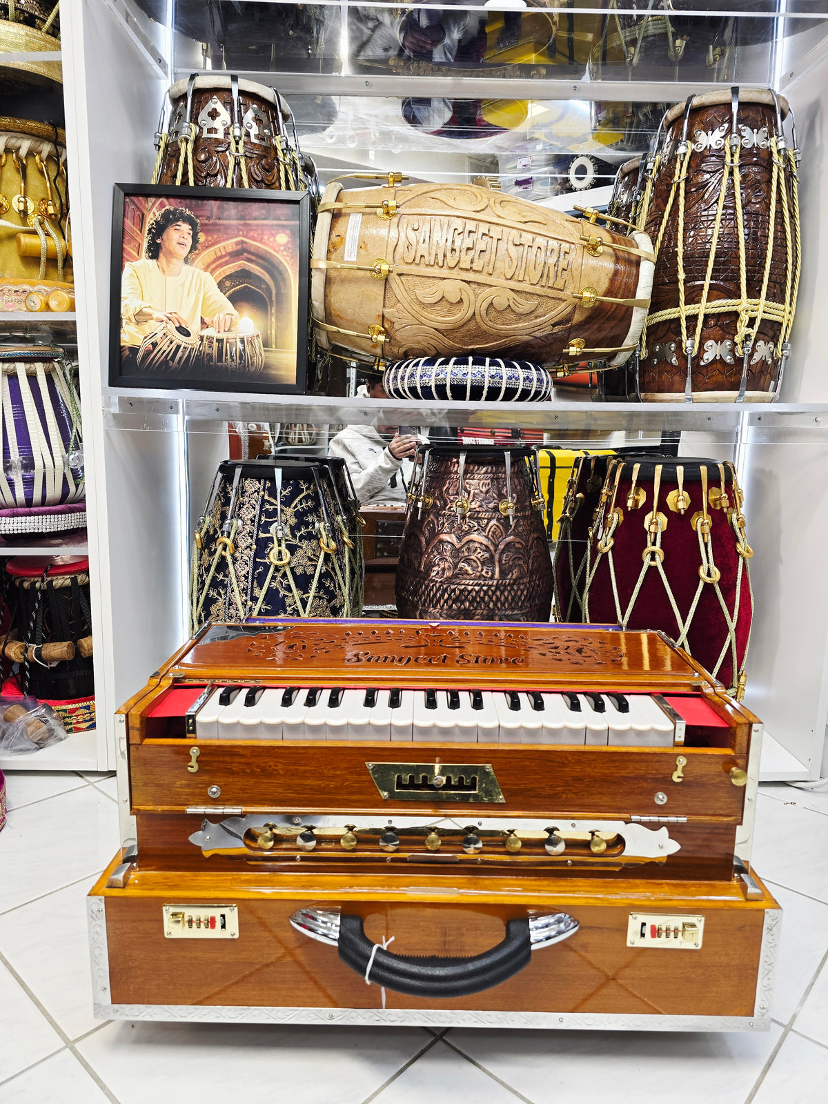 Raga Tantri 2 Reed Bass Male 7 Scale Changer Harmonium – Glossy Wooden Finish *Minor Cosmetic Blemishes