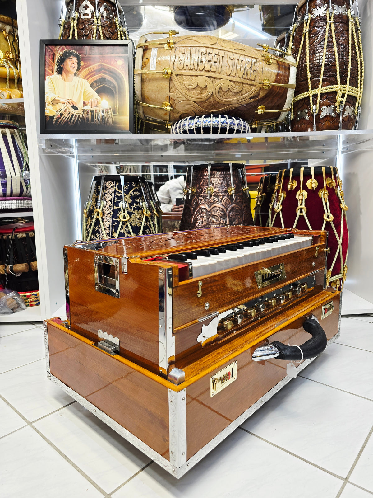 Raga Tantri 2 Reed Bass Male 7 Scale Changer Harmonium – Glossy Wooden Finish *Minor Cosmetic Blemishes