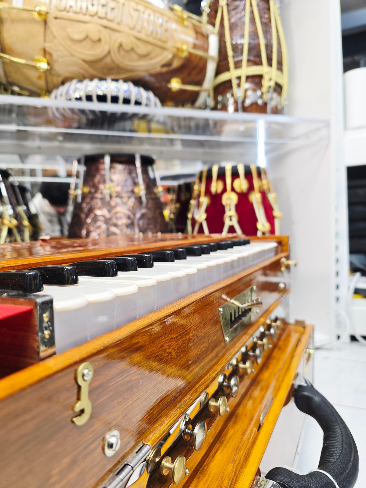 Raga Tantri 2 Reed Bass Male 7 Scale Changer Harmonium – Glossy Wooden Finish *Minor Cosmetic Blemishes