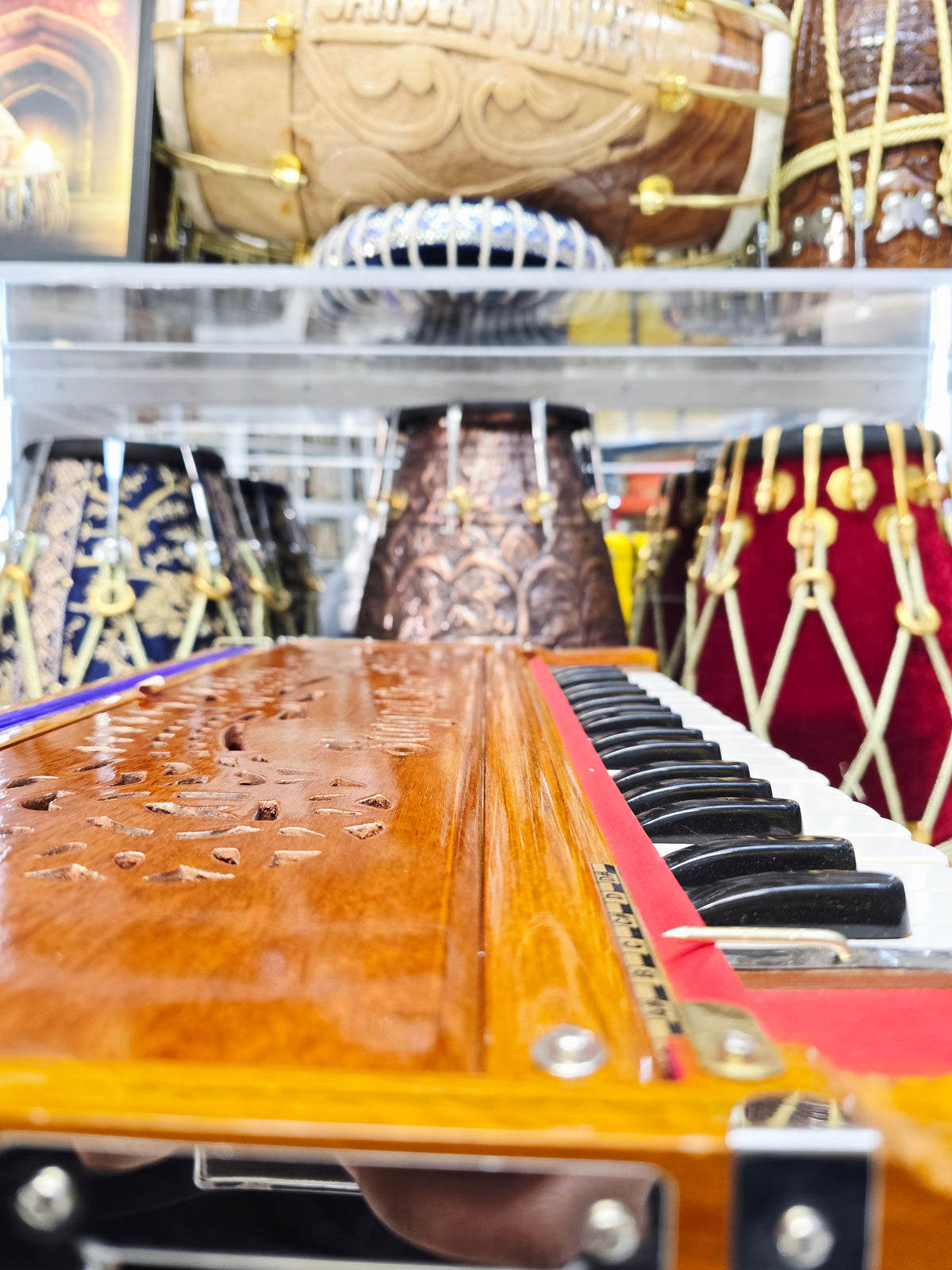 Raga Tantri 2 Reed Bass Male 7 Scale Changer Harmonium – Glossy Wooden Finish *Minor Cosmetic Blemishes