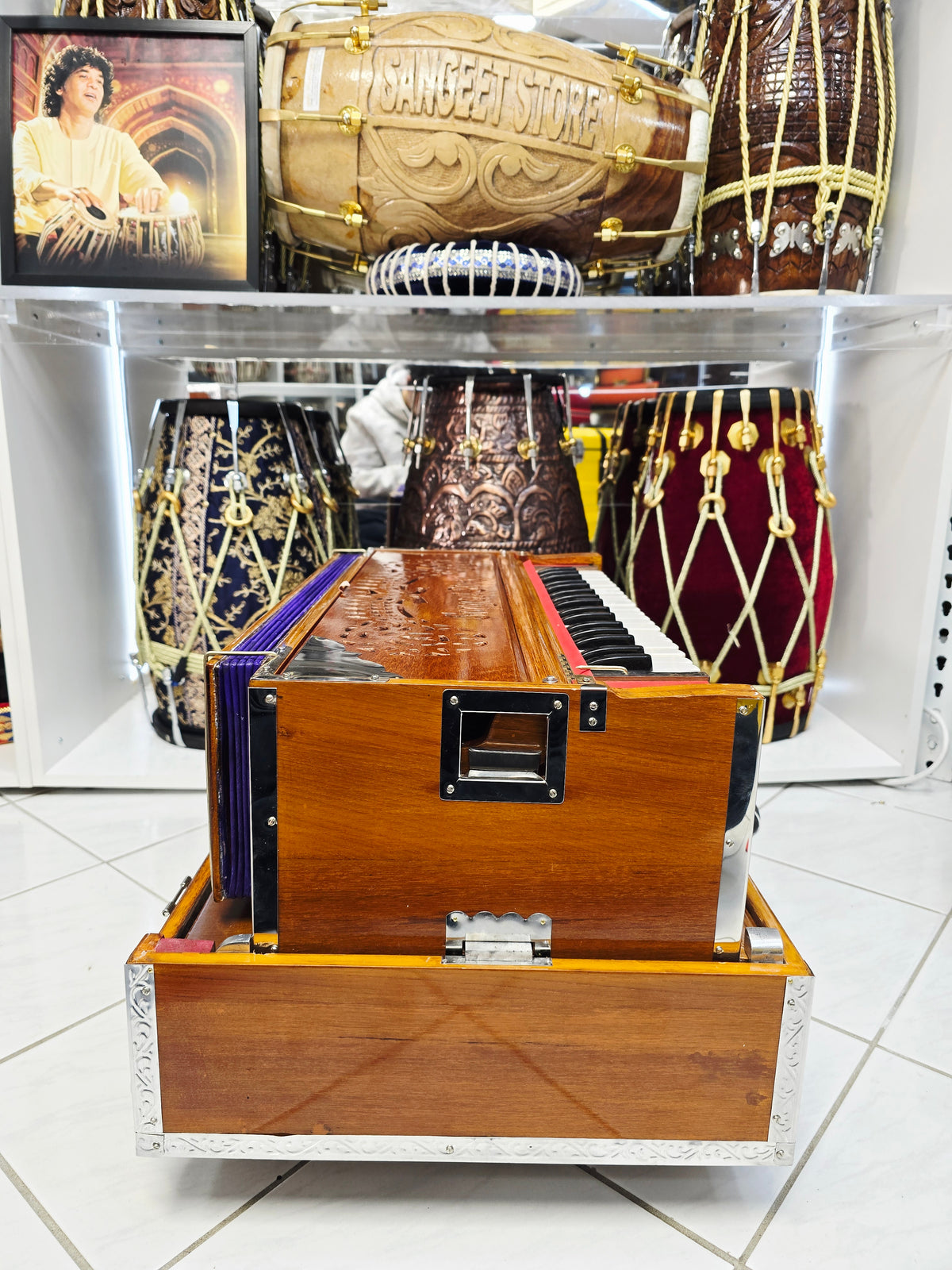 Raga Tantri 2 Reed Bass Male 7 Scale Changer Harmonium – Glossy Wooden Finish *Minor Cosmetic Blemishes