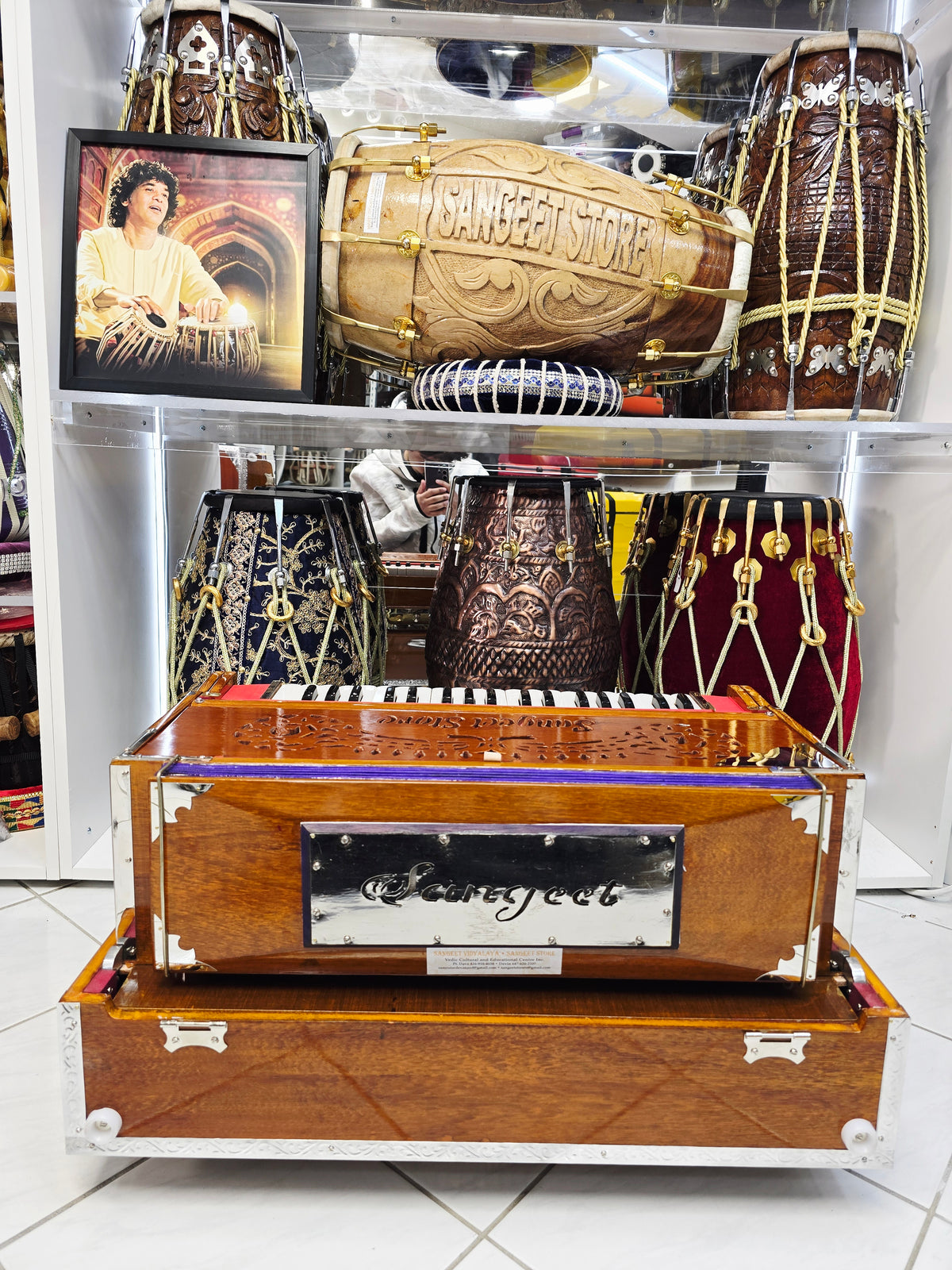 Raga Tantri 2 Reed Bass Male 7 Scale Changer Harmonium – Glossy Wooden Finish *Minor Cosmetic Blemishes