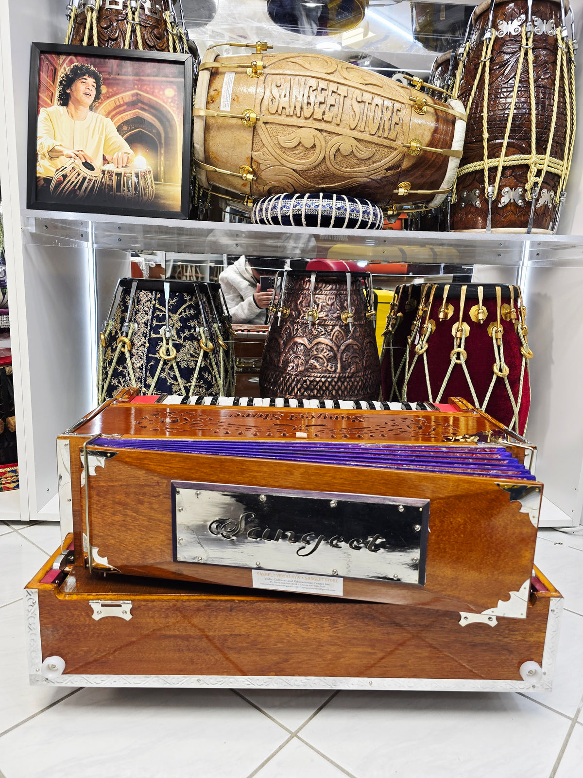 Raga Tantri 2 Reed Bass Male 7 Scale Changer Harmonium – Glossy Wooden Finish *Minor Cosmetic Blemishes
