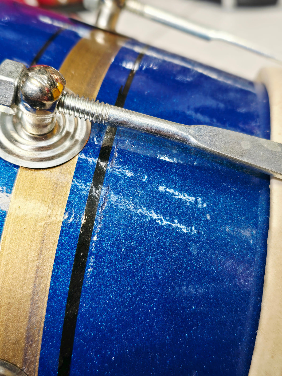 Neel Vajra – Electric Sapphire Blue & Champagne Gold Striped Student Dholak with Black Pinstripes & Carrying Handle *Minor Cosmetic External Cracks & Blemishes (B2)
